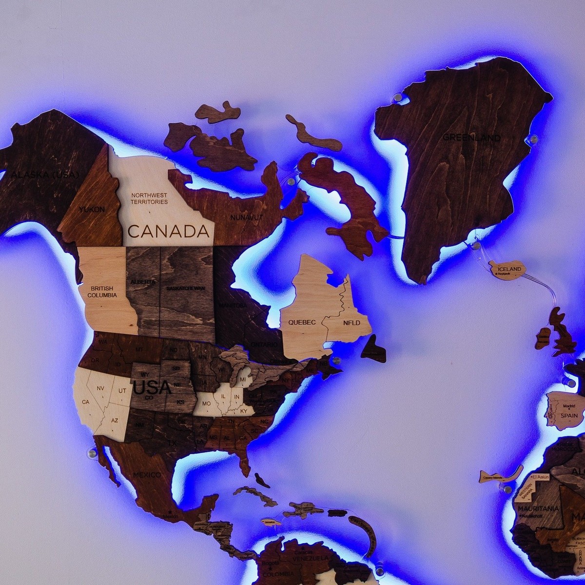Драўляная карта свету з падсветкай на сцяне