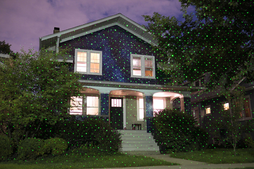 Святлодыёдны дэкаратыўны лазерны праектар афарбаваў фасад дома ў зялёны чырвоны колер