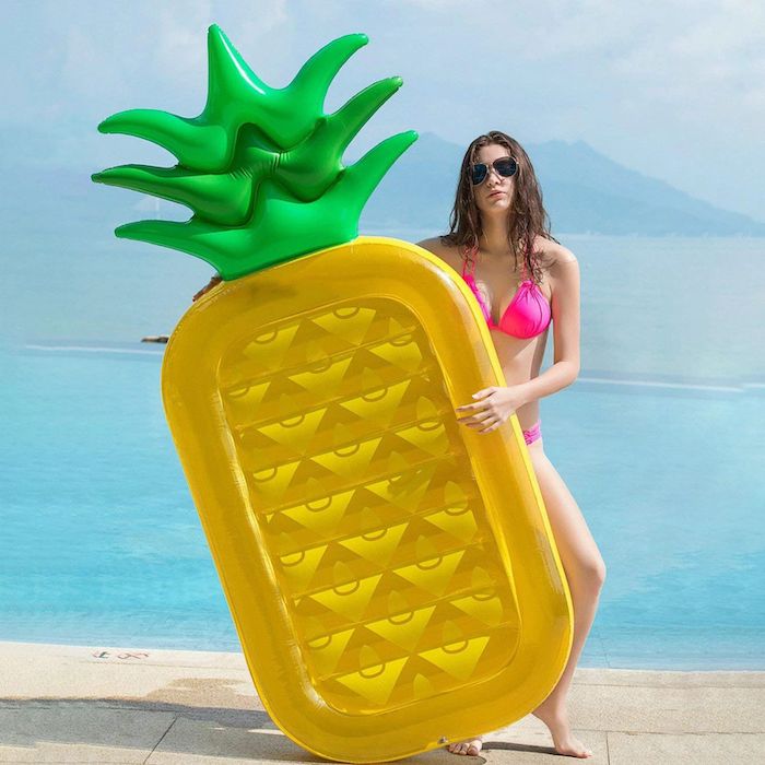 пляжны матрац у вадзе ананас